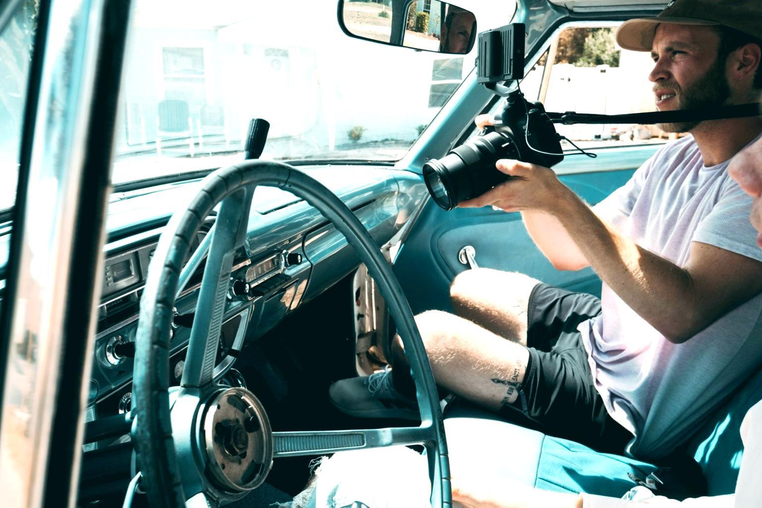 Moderne Schnitt-Software-Umgebung mit mehreren Monitoren und professionellem Setup